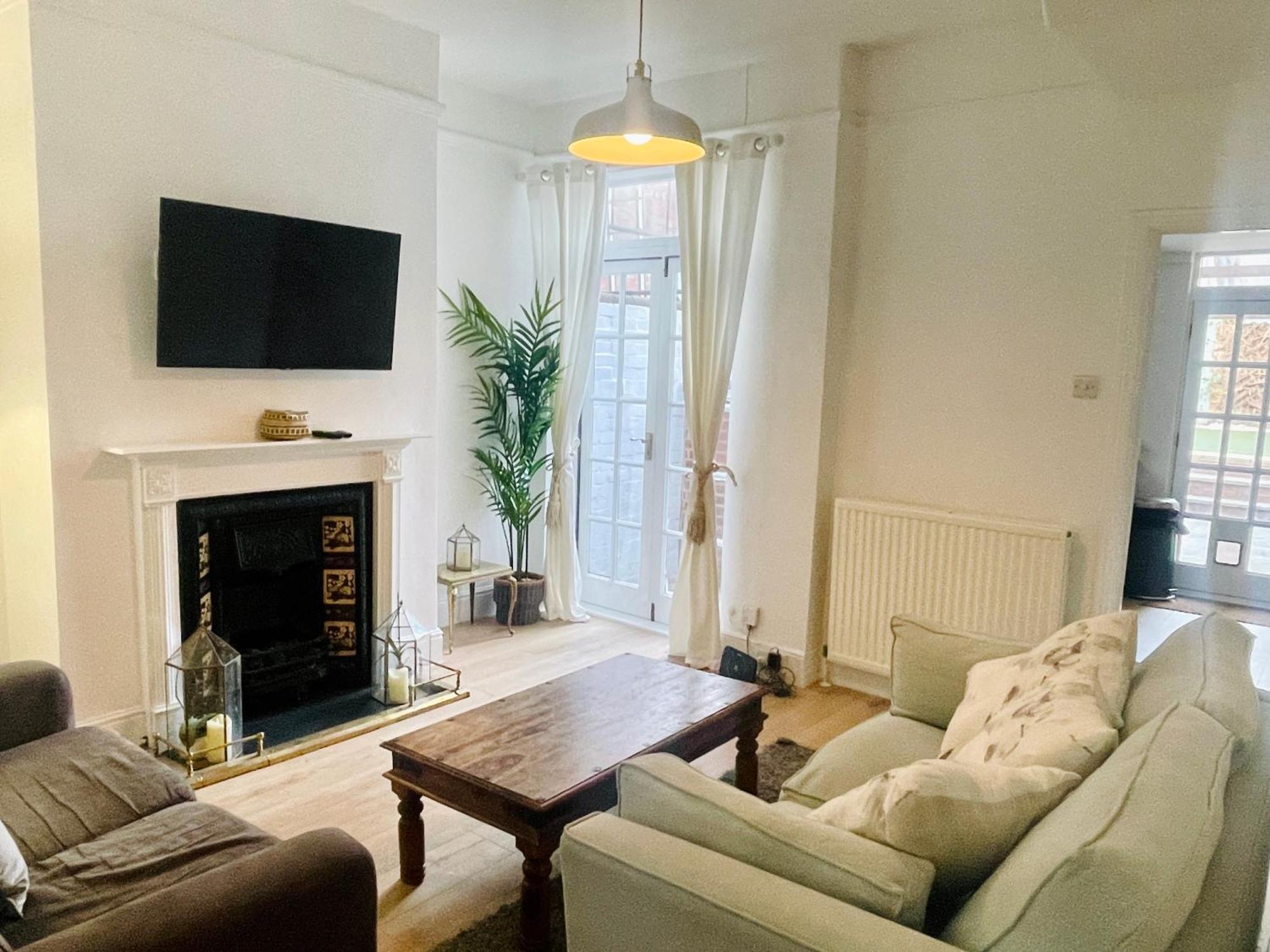 Newly Refurbished City Centre House With Parking Exeter Bagian luar foto