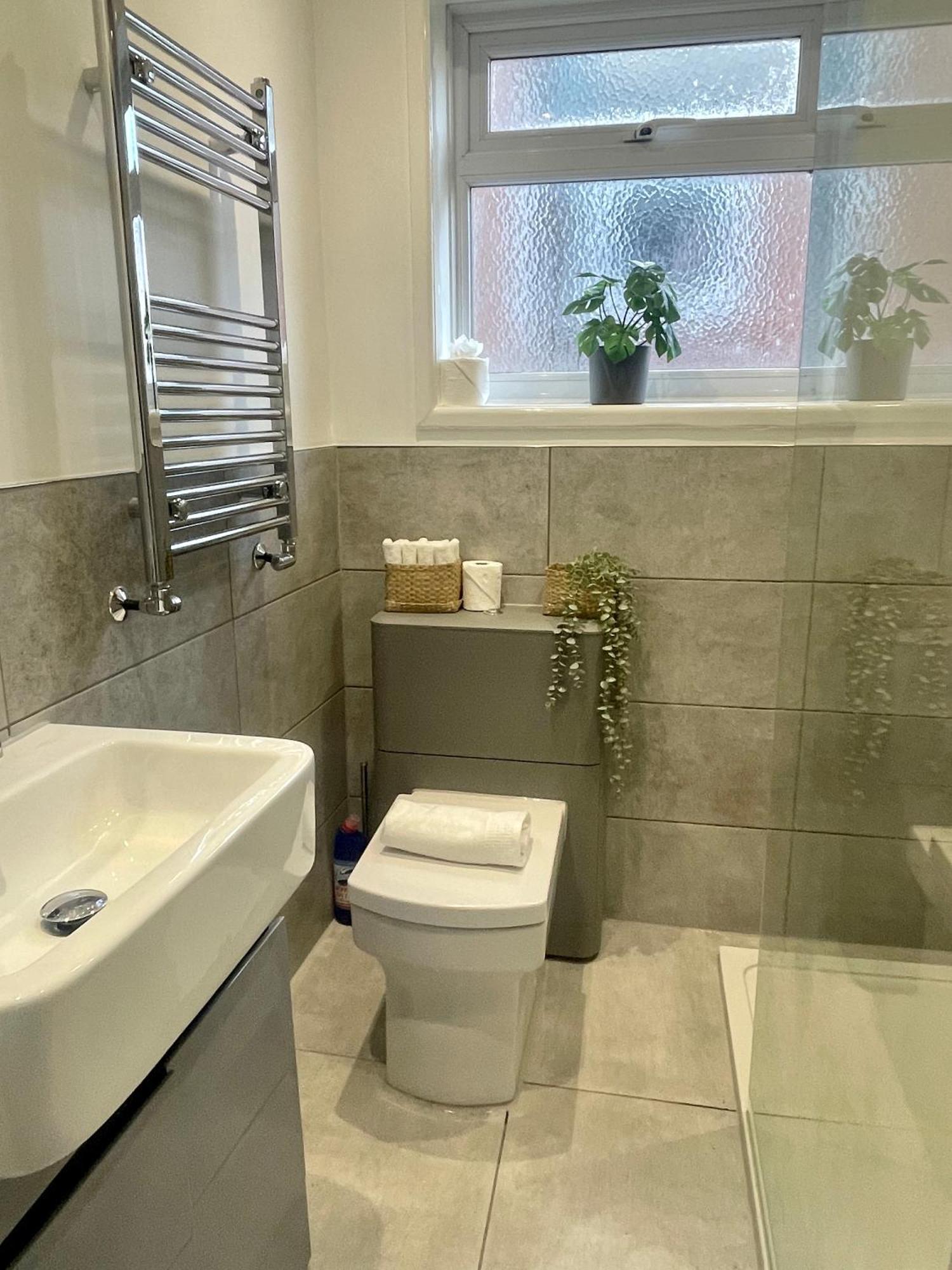 Newly Refurbished City Centre House With Parking Exeter Bagian luar foto